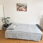 Sunny Studio Near Central Station
